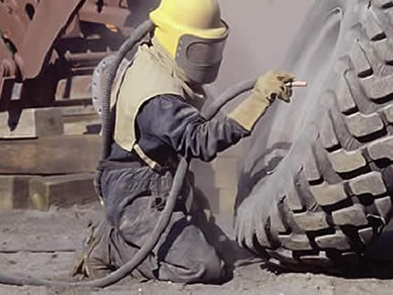 Equipo de chorro de arena para sandblasting y granallado en Bogotá, Colombia. Sandblasting Colombia SAS.