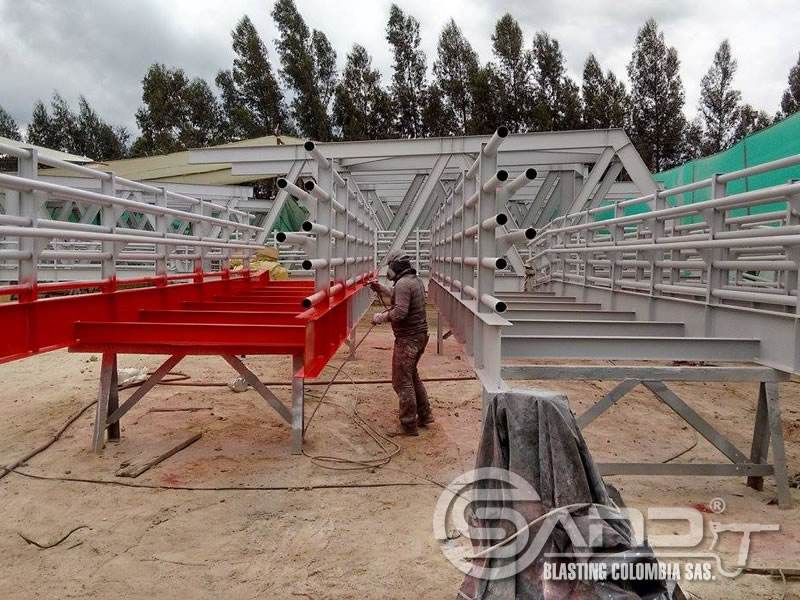Aplicación de recubrimientos industriales y revestimientos de estructuras metálicas en Bogotá, Colombia. Sandblasting Colombia SAS.
