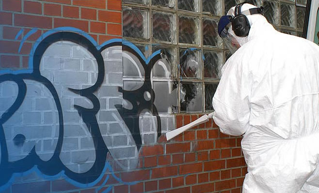 Granalladora de arena para la limpieza y eliminacion de grafftis y pintura de fachadas en Bogotá, Colombia. Sandblasting Colombia SAS.