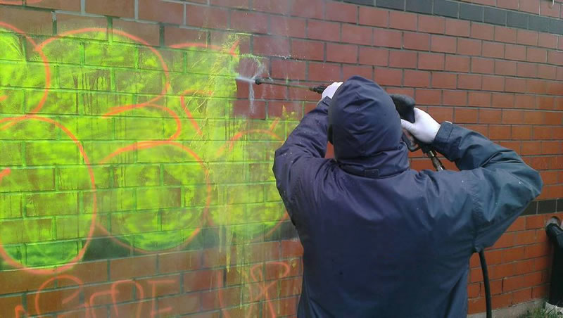 Limpieza de graffitis y eliminación de pintura de muros de fachadas de casas y edificios en Bogotá, Colombia. Sandblasting Colombia SAS.