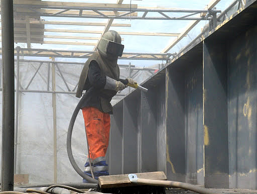 Limpieza con chorro abrasivo de estructuras y piezas de acero y aluminio en Bogotá, Colombia. Sandblasting Colombia SAS.