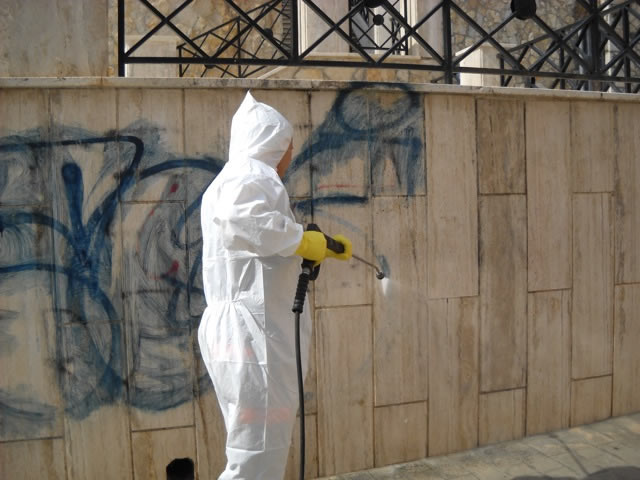 Limpieza abrasiva de graffitis en muros y fachadas de casas y edificios en Bogotá, Colombia. Sandblasting Colombia SAS.