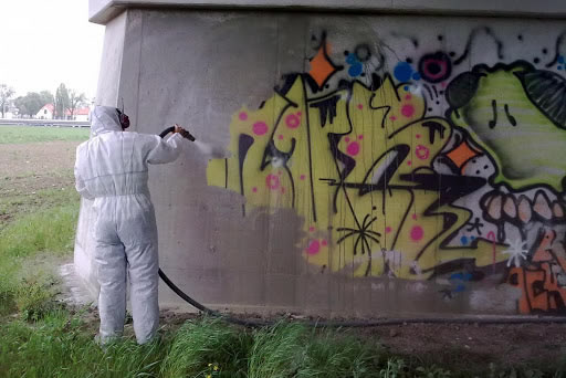 Remoción y limpieza de graffitis de fachadas de muros y paredes de concreto, ladrillo y hormigón en Bogotá, Colombia. Sandblasting Colombia SAS.